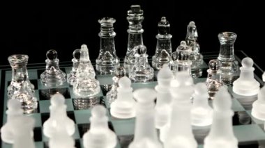 4 k. siyah arka plan üzerine satrançta fil taşı.