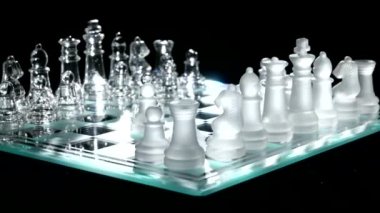chesboard tarih 4 k. cam satranç. Siyah arka plan.