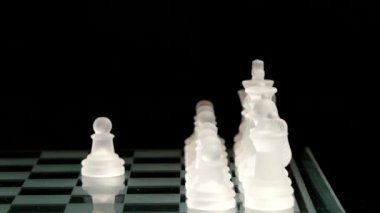 satranç 4 k. piyon hareket. siyah arka plan.