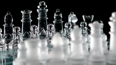 Satranç parti oyunu. Siyah arka plan.