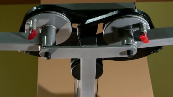 Робочий спортзал подвійного кола детальне обладнання в гімназії — стокове відео