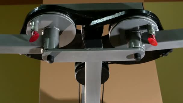 Working gym double circle detail equipment in the gymnasium — Stock Video