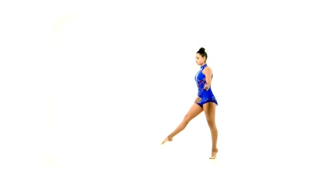 Bella giovane acrobata esegue acrobata ginnastica  . — Video Stock