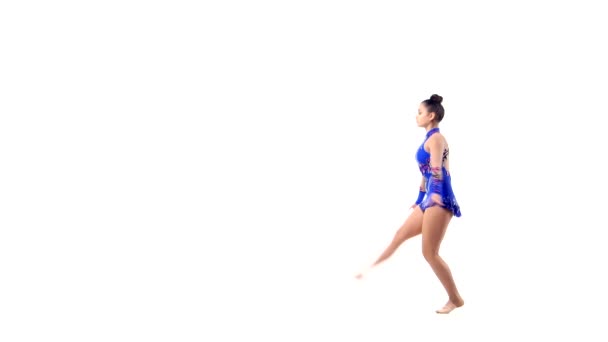 점프를 수행 하는 아름 다운 젊은 acrobat — 비디오