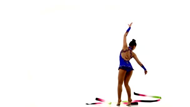 Cascade de gymnastique avec ruban de la belle fille 
