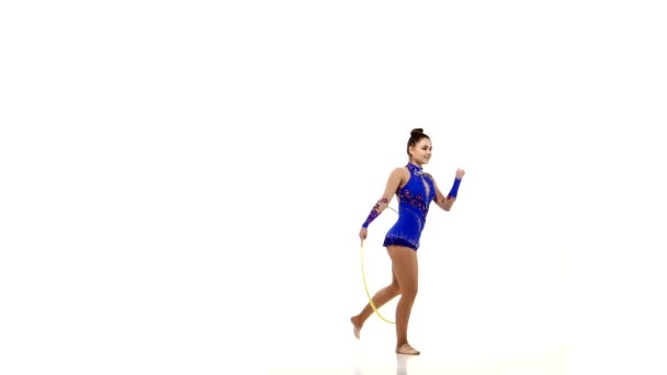 Belle femme gymnaste avec hula hoop dans un survêtement bleu 
