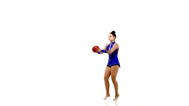 Femme mignonne gymnaste o studio 