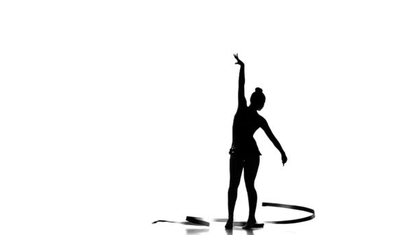 Artistieke gymnaste silhouetten uitvoeren, slow-motion — Stockvideo