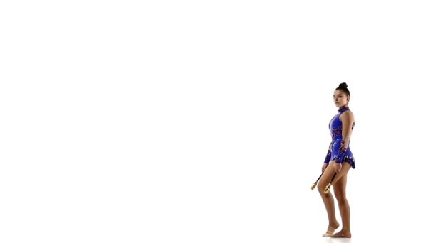 Гарненька молода жінка робить вправи з Жонглювання клубів, повільний рух — стокове відео