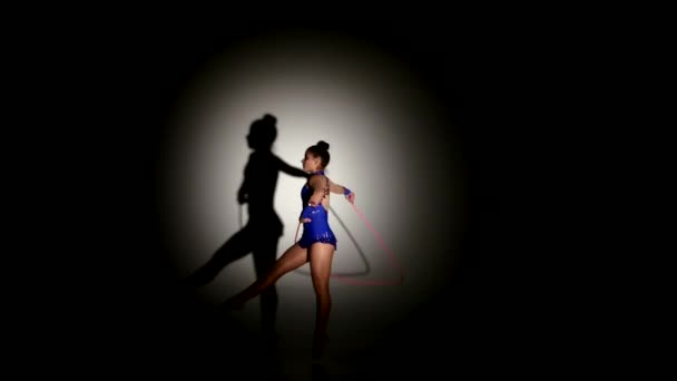 Gymnast i blå body paint serie uttrycksfulla konstnärlig dans begrepp — Stockvideo