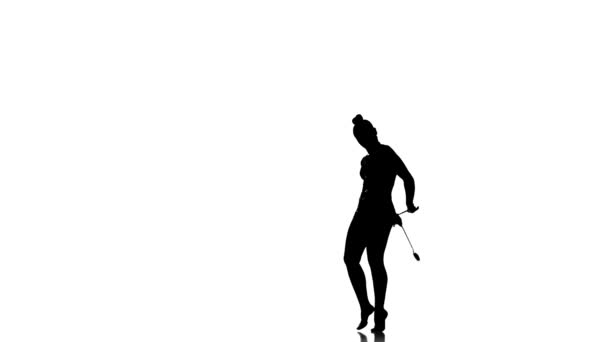 Siluetter ganska ung kvinna gör övningar med jonglering klubbar, slow motion — Stockvideo