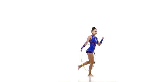 Portrait de jeune belle femme gymnaste avec hula hoop, ralenti 