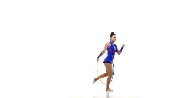 Portret van jonge mooie vrouw gymnast met hoelahoep, slow-motion — Stockvideo