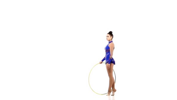Gymnaste avec divers sujets sportifs, ralenti 