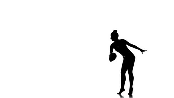 Silhuetter Gymnast leker med en boll, trevlig knep, vit och svart bild, slow motion — Stockvideo