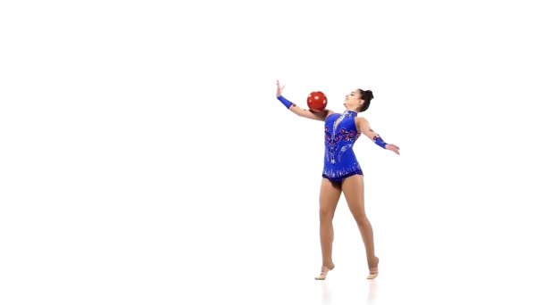 Actieve jong meisje gymnast met acrobatiek bal, slow-motion — Stockvideo