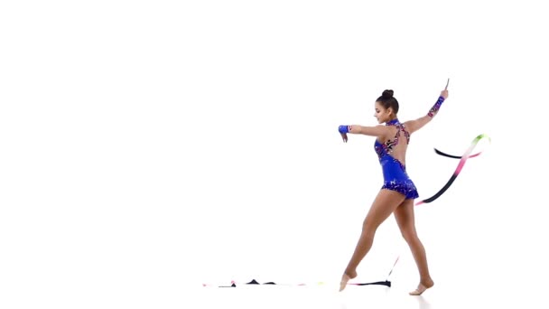 Jonge professionele gymnast dans met lint, slow-motion — Stockvideo