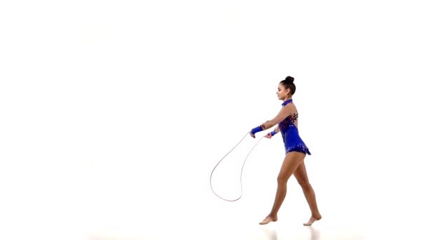 Профессиональная гимнастка выполняет трюки, замедленную съемку — стоковое видео