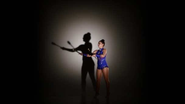 Koncepcja ekspresyjny taniec artystyczny z pięknym gimnastycy, slow motion — Wideo stockowe