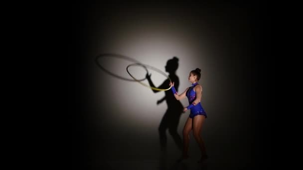 Mujer haciendo ejercicio Rítmico Gimnasia hula hoop, cámara lenta — Vídeo de stock