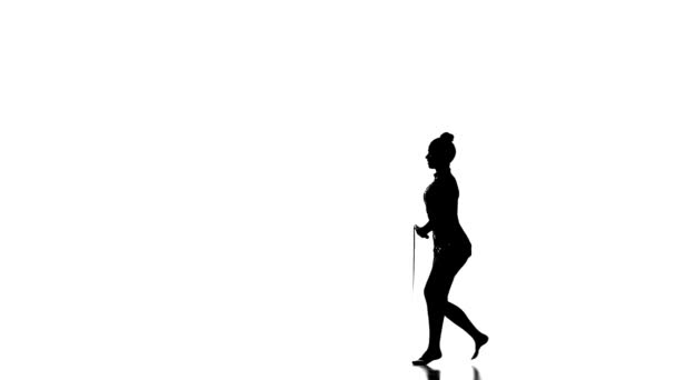 Силуэты гимнастические трюки от красивой девушки, замедленная съемка — стоковое видео