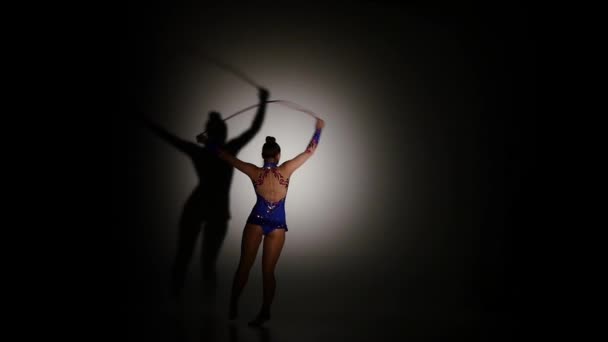 Гімнастка в серії синіх фарб для тіла виразні художні танцювальні концепції. повільний рух — стокове відео