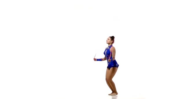 Linda ginasta artística pulando corda, câmera lenta — Vídeo de Stock