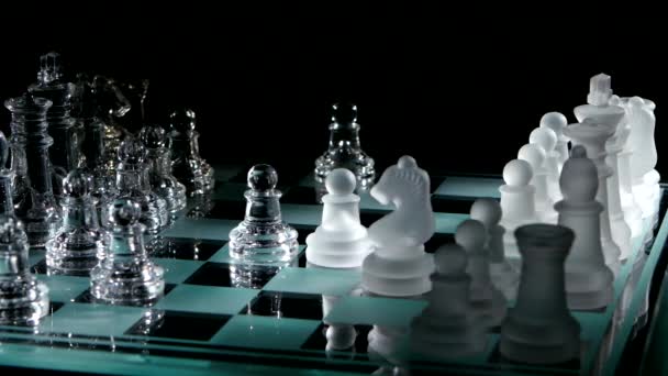 4K. Los caballeros se mueven en el tablero de ajedrez — Vídeo de stock