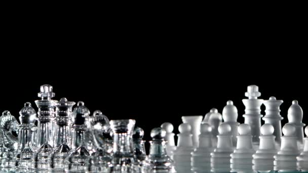 4K. Piezas de ajedrez están de pie sobre tablero de vidrio — Vídeo de stock