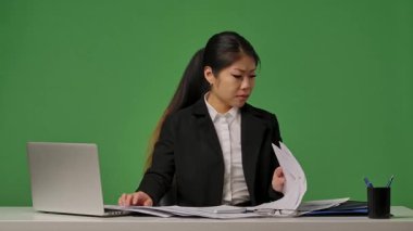 Koreli bir iş kadınının 4 'te 1 kolajı çığlık atıyor ve kafasını sıkıyor, elleri alarm saati, akıllı telefon, yapıştırmalı pano ve yeşil arka planda çağrı merkezi kulaklığı ile çevrili.