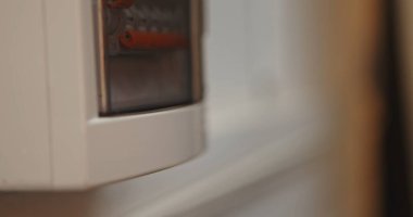 Elektrik paneli devre kesiciler ve beyaz bir dolapta numaralandırılmış anahtarlar, sığ alan derinliği.