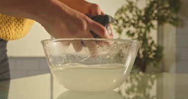 Sarı bir kazakla ellerinizi kapayın. İçi bulanık, kirli suyla dolu cam bir kâse üzerinde siyah bir bez çıkartın. Temizliğin tamamlandığını gösterir..