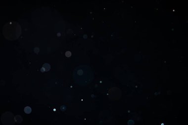 Dumanlı havada rastgele uçuşan küçük toz bulutu, nesne reklamları için boş uzay şablonu. Düşük ışıkta beyaz toz parçacıkları boş siyah kontrastlı arka planda, yakın çekim.