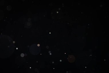 Dumanlı havada rastgele uçuşan küçük toz bulutu, nesne reklamları için boş uzay şablonu. Düşük ışıkta beyaz toz parçacıkları boş siyah kontrastlı arka planda, yakın çekim.