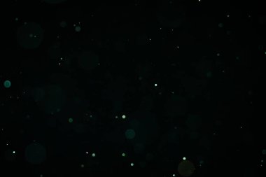 Dumanlı havada rastgele uçuşan küçük toz bulutu, nesne reklamları için boş uzay şablonu. Düşük ışıkta beyaz toz parçacıkları boş siyah kontrastlı arka planda, yakın çekim.