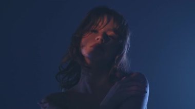 Etkileyici bir kadın portresi dramatik düşük ışıkta, gizemli ve cezbedici bir atmosfer yaratıyor..