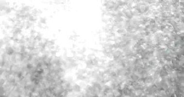 Toz parçacıkları ya da beyaz kar havada rastgele dağılır ve spot ışıkları altında siyah bir zeminde parlar. Üst üste efektli arkaplan.