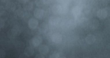 Odaklanmadan cama köpüklü sıvı püskürtmek. Bulanık köpükler cam yüzeyden aşağı doğru akıyor ve soyut bir doku oluşturuyor. Görsel efektler ve arka plan değişimi için mükemmel. Yavaş çekim.