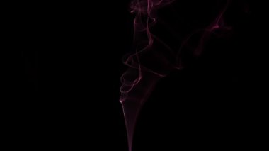 Mor dumanların zarif kıvrımları koyu siyah bir zemin üzerinde kıvrılarak zarif ve mistik bir görüntü yaratıyor. Yavaş çekim
