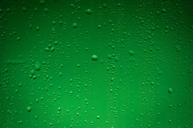 Islak bardağı damlayan su damlaları ve yağmur çizgileri ile kapatın, parlak yeşil krom anahtar arka planda, görsel efektler ve arka plan değişimi için mükemmel.