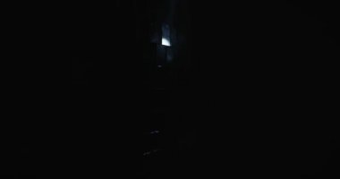 Disko topundaki parlak ayna fayanslarının detaylı görüntüsü ışık yansımalarını ve dokuları yakalıyor. Yavaş çekim.