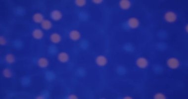Bulanık mavi Bokeh ışıkları sakin ve rüya gibi bir atmosfer yaratıyor, arka plan ve örtüler için mükemmel. Yavaş çekim.