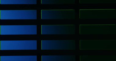 Siyah arkaplan üzerinde çok renkli renk değişen dikdörtgenlerin soyut satırları, teknolojik pankartlar ve UI modellemeleri için mükemmel bir arayüz gibi modern bir siber, eşitleyici yaratıyor.