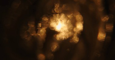 Büyüleyici soyut bir arka plan, altın renkler ve yumuşak bokeh ışıkları, rüya gibi bir atmosfer yaratıyor..