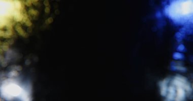 Mavi ve turuncu bokeh desenli soyut bir arka plan. Yumuşak, odak dışı ışıklar rüya gibi bir etki yaratır..