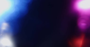 Mavi ve mor bokeh desenli soyut bir arka plan. Yumuşak, odak dışı ışıklar rüya gibi bir etki yaratır..