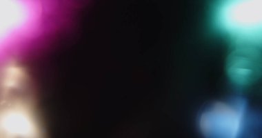 Mavi ve mor bokeh desenli soyut bir arka plan. Yumuşak, odak dışı ışıklar rüya gibi bir etki yaratır..