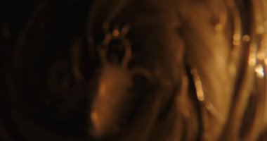 Büyüleyici soyut bir arka plan, altın renkler ve yumuşak bokeh ışıkları, rüya gibi bir atmosfer yaratıyor..