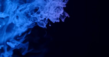 Göksel mavi duman, karanlık bir arkaplanda zarif bir şekilde kıvrılarak gizemli ve atmosferik bir sahne yaratır..