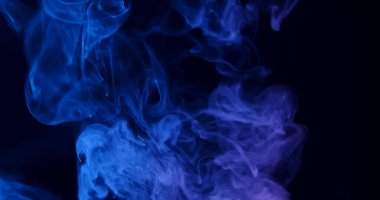 Göksel mavi duman, karanlık bir arkaplanda zarif bir şekilde kıvrılarak gizemli ve atmosferik bir sahne yaratır..